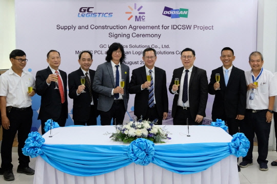 지난 3일 두산로지스틱스솔루션과 태국 국영 석유화학회사 PTT GC(Global Chemical) 관계자들이 참석한 가운데 태국 라용 현지에서 계약식이 열렸다. <두산로지스틱스솔루션 제공>
